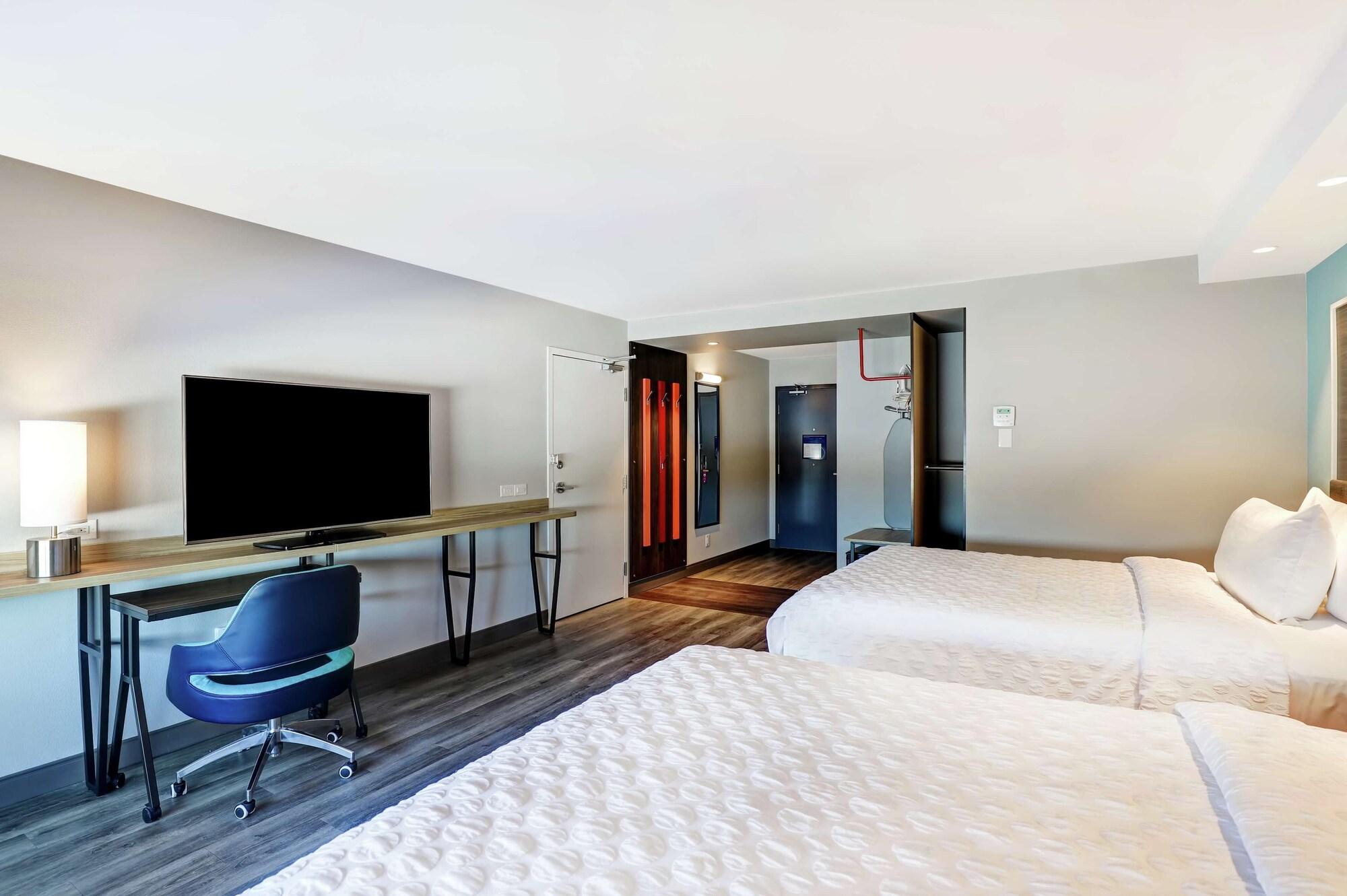 Tru By Hilton Edmonton Windermere Екстер'єр фото